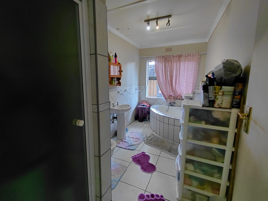To Let 2 Bedroom Property for Rent in Flamwood North West